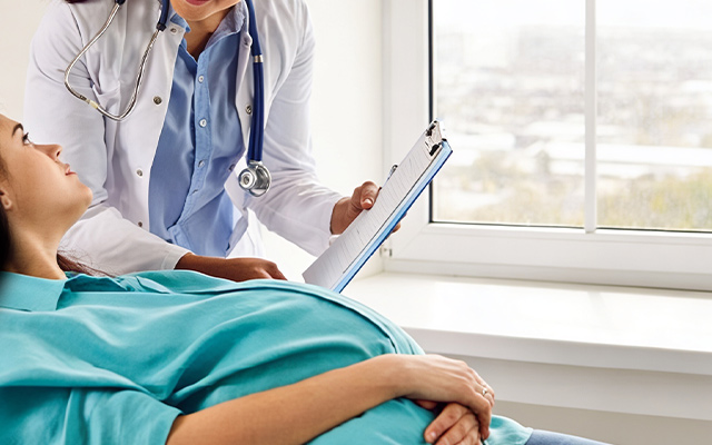 Gynaecology doctor in Salt Lake consulting a pregnant woman about ectopic pregnancy symptoms, early diagnosis, and reproductive health care.
